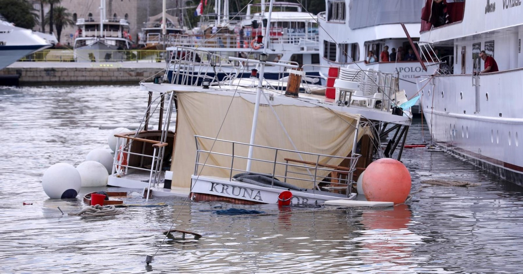 FOTO Trajekt u Splitu udario u dva velika broda, jedan potonuo