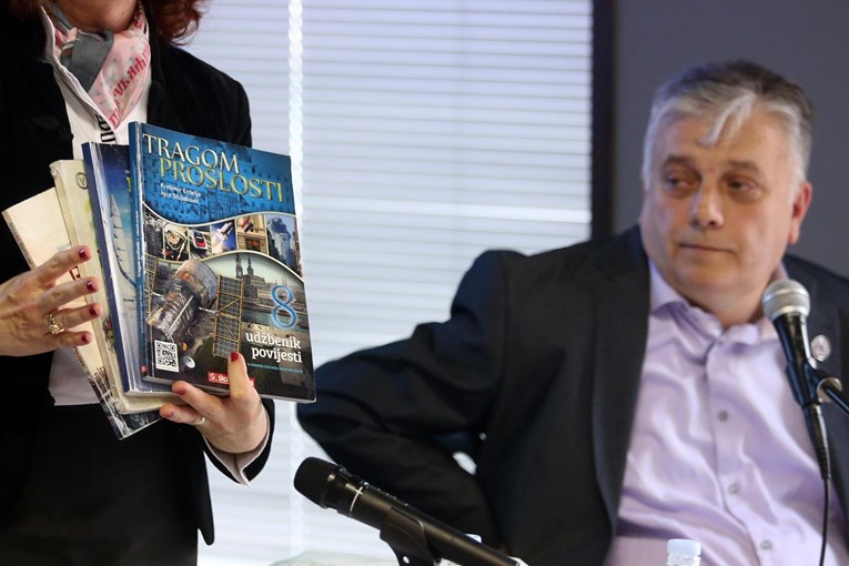 Đuro Glogoški održao presicu: Napao Pupovca, pokazivao udžbenike iz povijesti