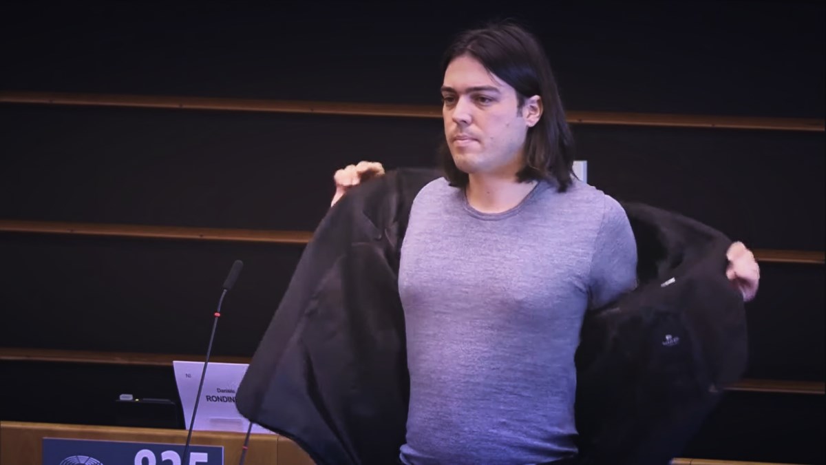 VIDEO Sinčić strogo kažnjen, u Europarlamentu skinuo sako i krenuo otkopčavati remen