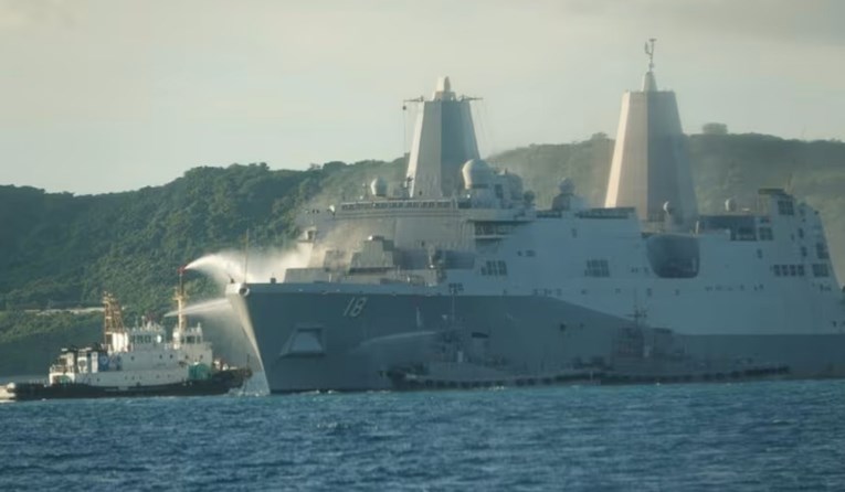 VIDEO 12 sati gorio američki ratni brod kod Japana