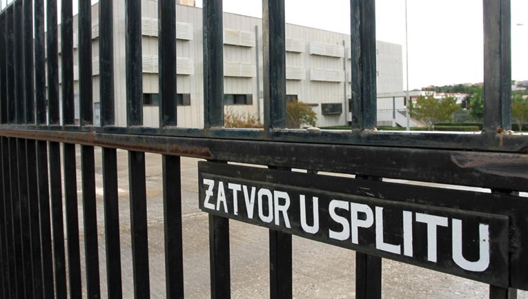 Zatvorenik u Splitu rekao sucu i policajcima da će ih pregaziti kada izađe na slobodu