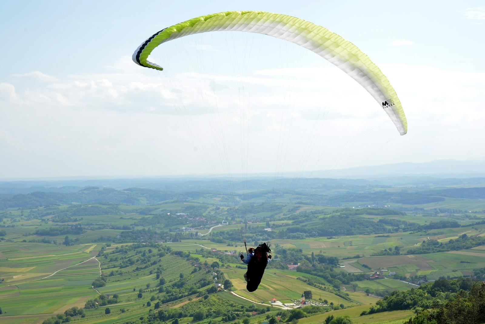 Kod Virovitice pao paraglajder
