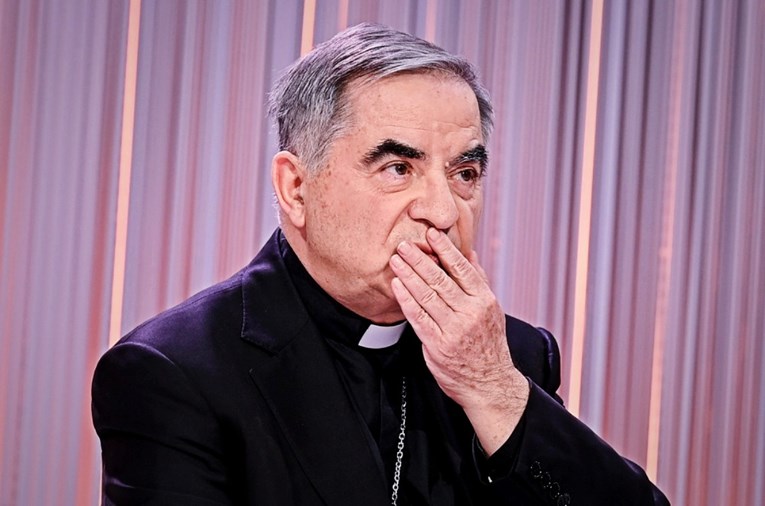 Osuđeni talijanski kardinal povukao se iz izbora za novog papu