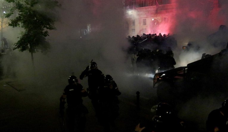 VIDEO Rat u Beogradu, policija i prosvjednici se satima mlatili. Snimke su brutalne