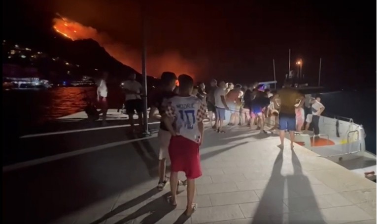 Ljude evakuiraju brodicama Lučke kapetanije