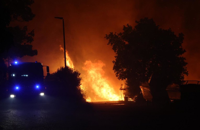 Velika mobilizacija zbog požara kod Omiša. Šalju vatrogasce s kontinenta