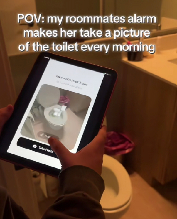 Studentica pokazala neobičnu budilicu svoje cimerice, zaludila je internet