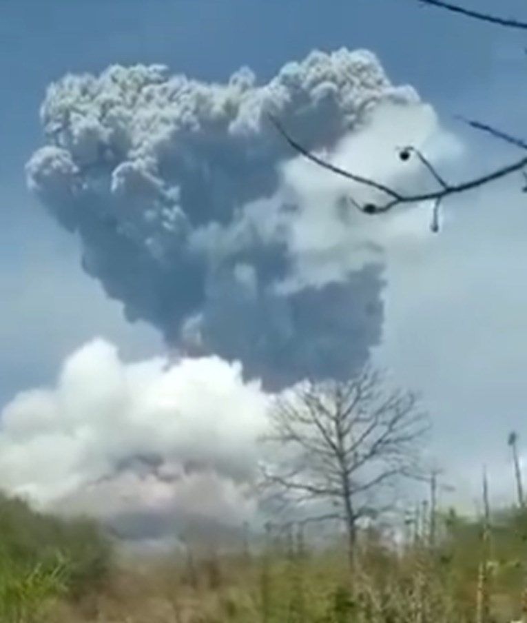 VIDEO Eruptirao vulkan u Indoneziji. Na snazi najviša razina uzbune