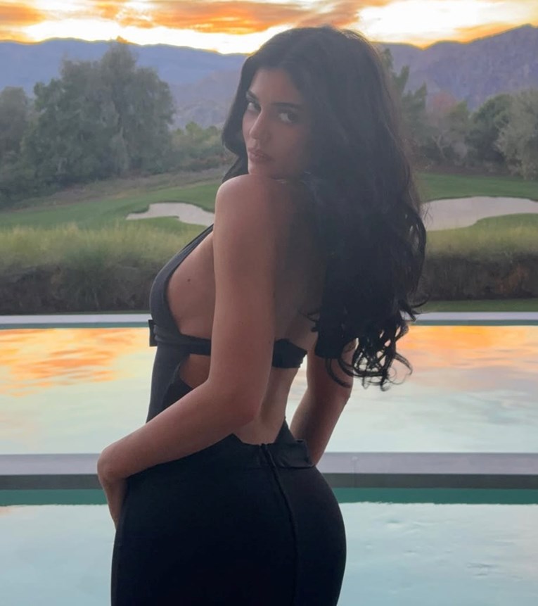 Kylie Jenner pokazala zavidne obline u izazovnoj haljini