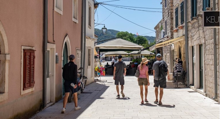 U apartmanima i kućama za odmor lani bilo više turista, ali broj noćenja je pao