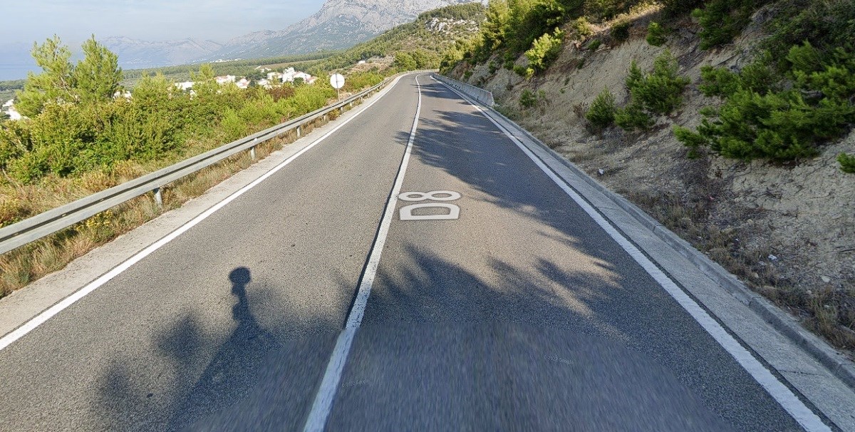 Teška nesreća kod Baške Vode, vozač motocikla helikopterom prevezen u bolnicu