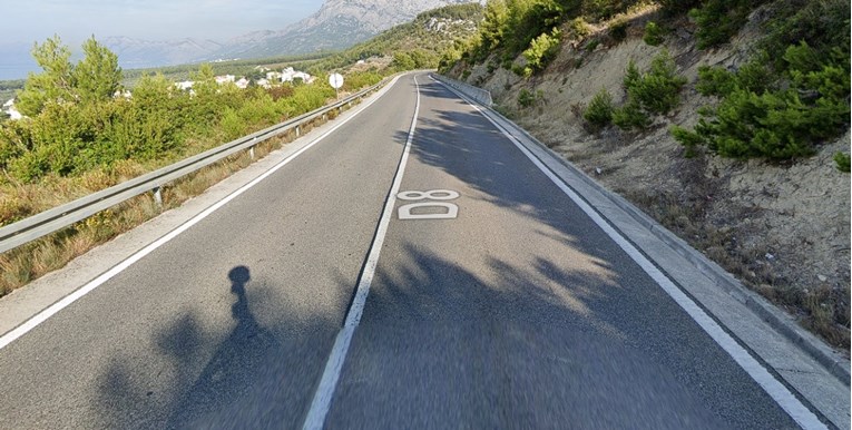 Teška nesreća kod Baške Vode, vozač motocikla helikopterom prevezen u bolnicu