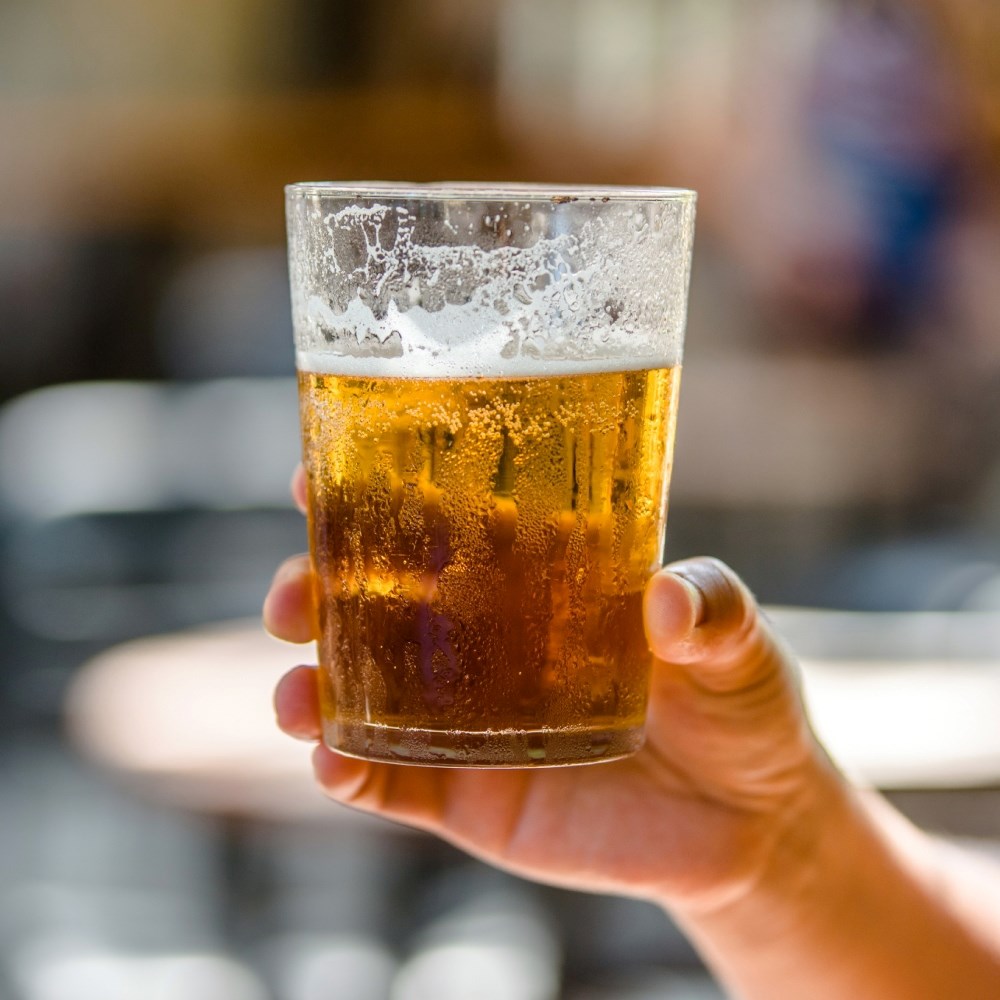 Zašto sve više mladih pije pivo s ledom? Novi trend zgrozio je pivopije