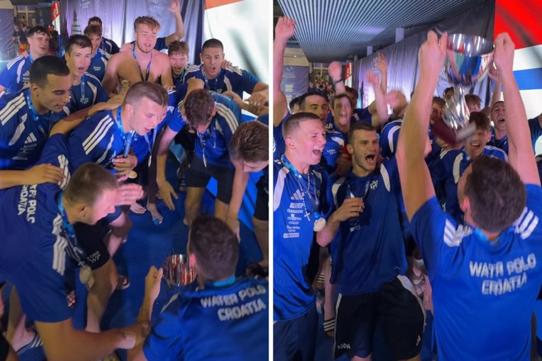 Pogledajte kako mladi hrvatski vaterpolisti podižu pehar svjetskih prvaka