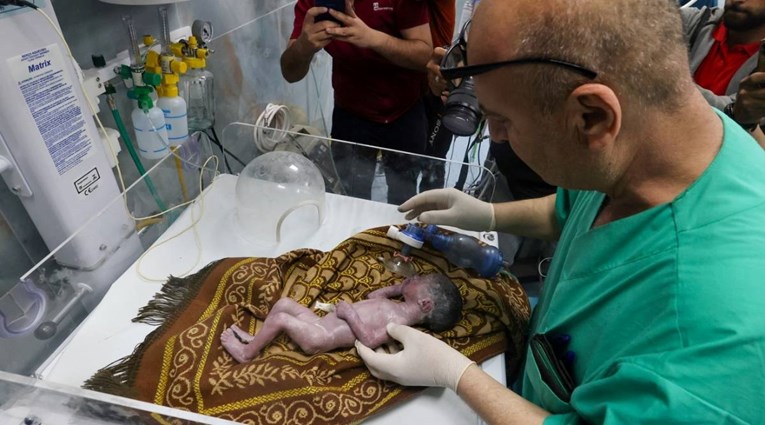 Bebu u Gazi spasili iz utrobe mrtve majke. Sada je umrla 