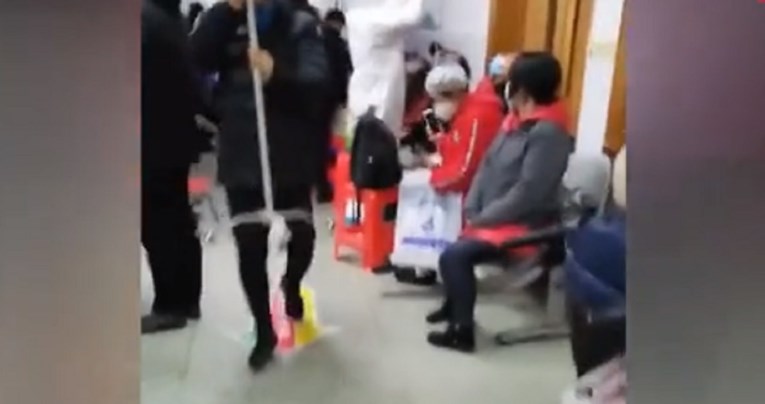 UZNEMIRUJUĆE Širi se snimka iz pretrpane bolnice u Kini, ljudi leže po podu