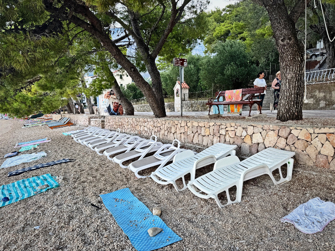 Nijemac u Tučepima na plaži u 6:30 ujutro. "Zauzeli su sav hlad s praznim ležaljkama"