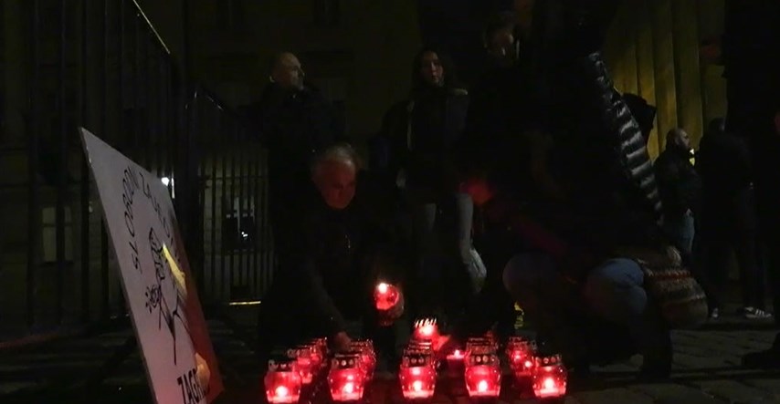 VIDEO Prosvjednici protiv cijepljenja i mjera zapalili svijeće na Markovom trgu