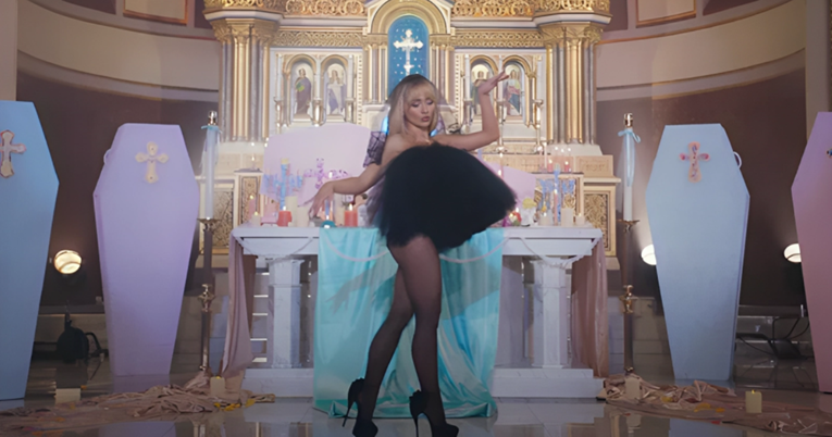 Pop zvijezda koja je razbjesnila katolike snimanjem spota u crkvi: Isus je bio tesar