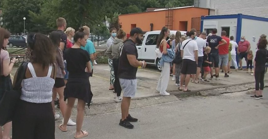 U Crikvenici krenulo brzo antigensko testiranje, očajni turisti čekali satima