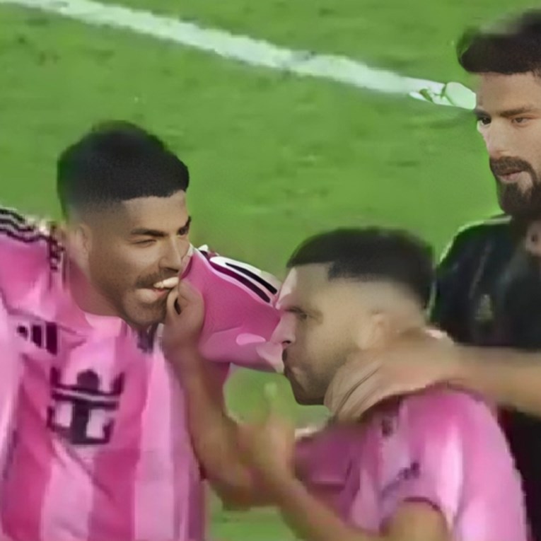 VIDEO Igrači krenuli u tučnjavu, Suarez ih smirivao pa ugrizao suigrača za prste