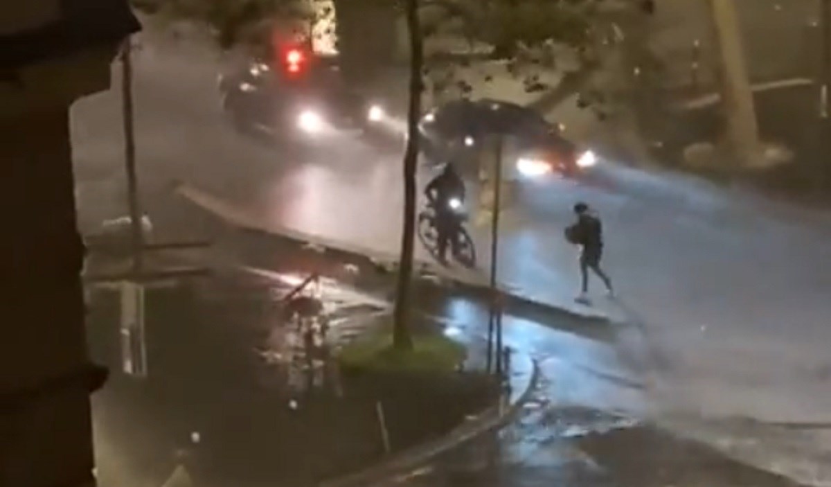 VIDEO Stotine tisuća kućanstava u Francuskoj zbog oluje ostale bez struje