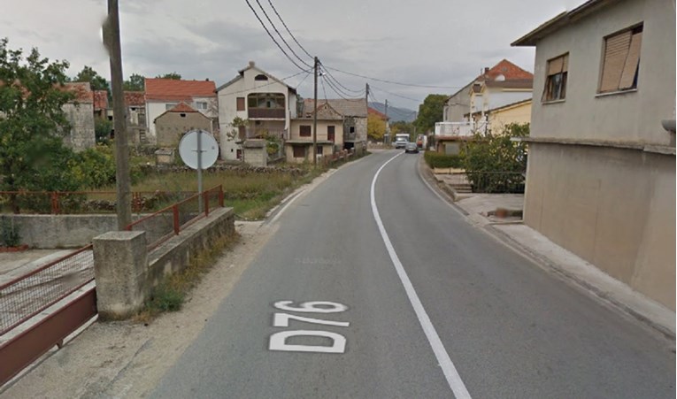 Mladić teško ozlijeđen u sudaru auta i motocikla u Dalmaciji