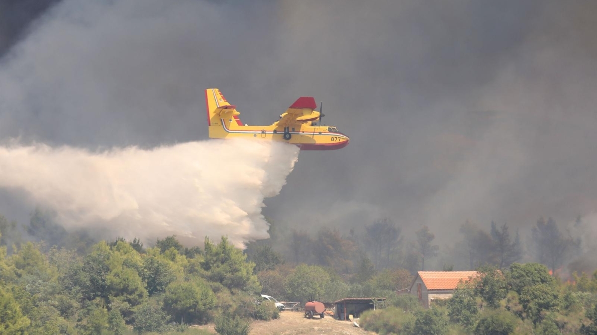 Vatrogasci pokušavaju spriječiti širenje vatre u NP Krka: "Zabranite ulaz turistima"