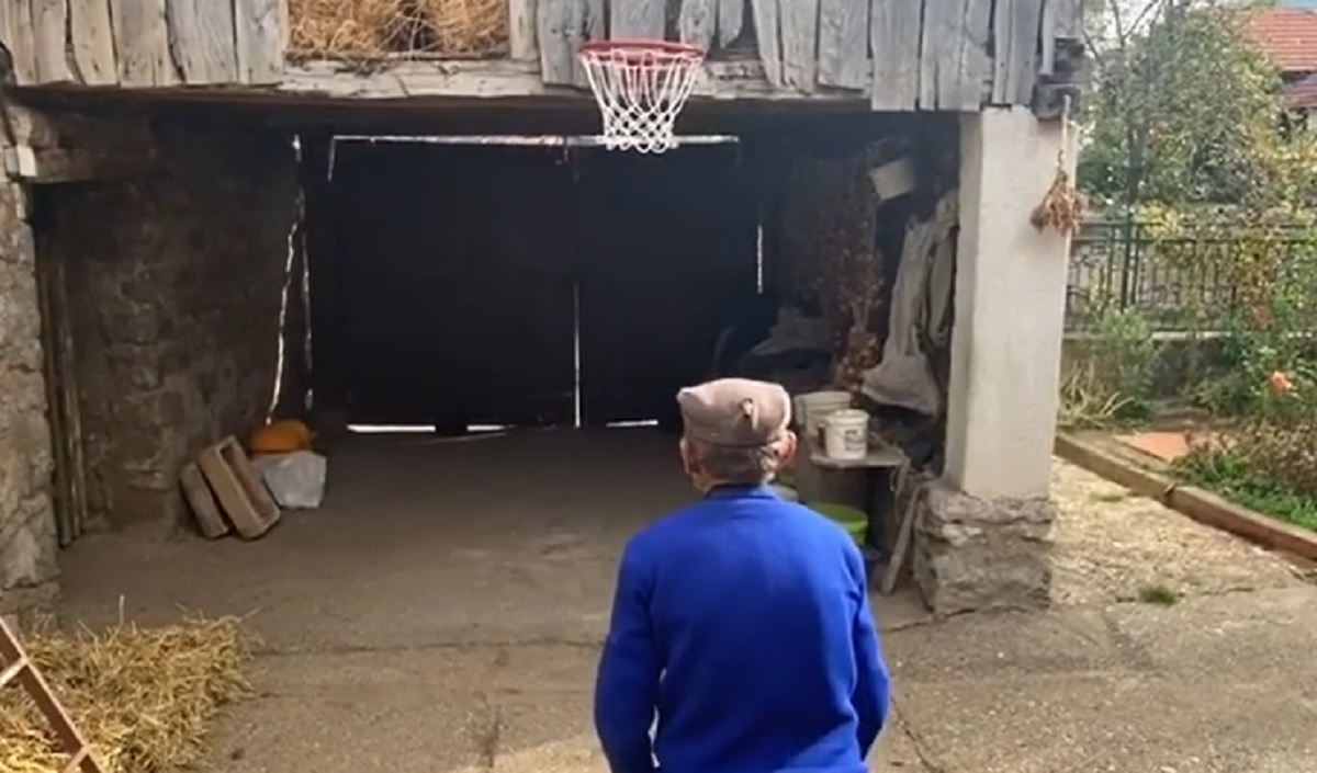 Bobi Marjanović snimio djeda kako pogađa tricu. Fanovi: Bolje šutira od Shaqa O'Neala