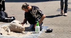 Ovaj dečko je privukao poglede u centru Zagreba, pravi skulpturu psa od pijeska
