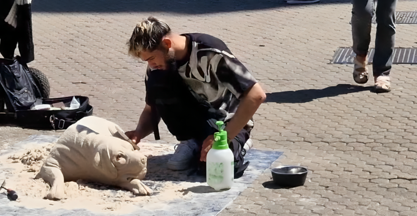 Ovaj dečko je privukao poglede u centru Zagreba, pravi skulpturu psa od pijeska