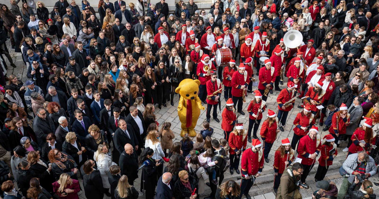 Dubrovčani se okupili u gradu, Badnjak provode uz tradicionalnu kolendu