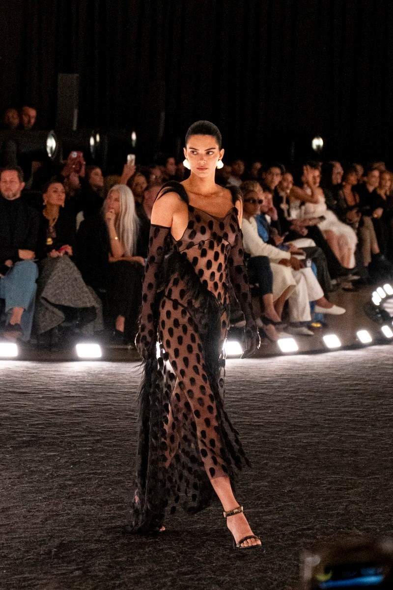 Kendall Jenner prošetala pistom u potpuno prozirnom izdanju