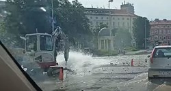 VIDEO U centru Rijeke pukla cijev, poplavilo raskrižje. Ljudi ostali bez vode