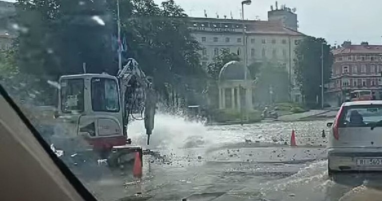 VIDEO U centru Rijeke pukla cijev, poplavilo raskrižje. Ljudi ostali bez vode