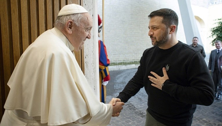 Zelenski se sastao s Papom i poklonio mu pancirku s likom Gospe