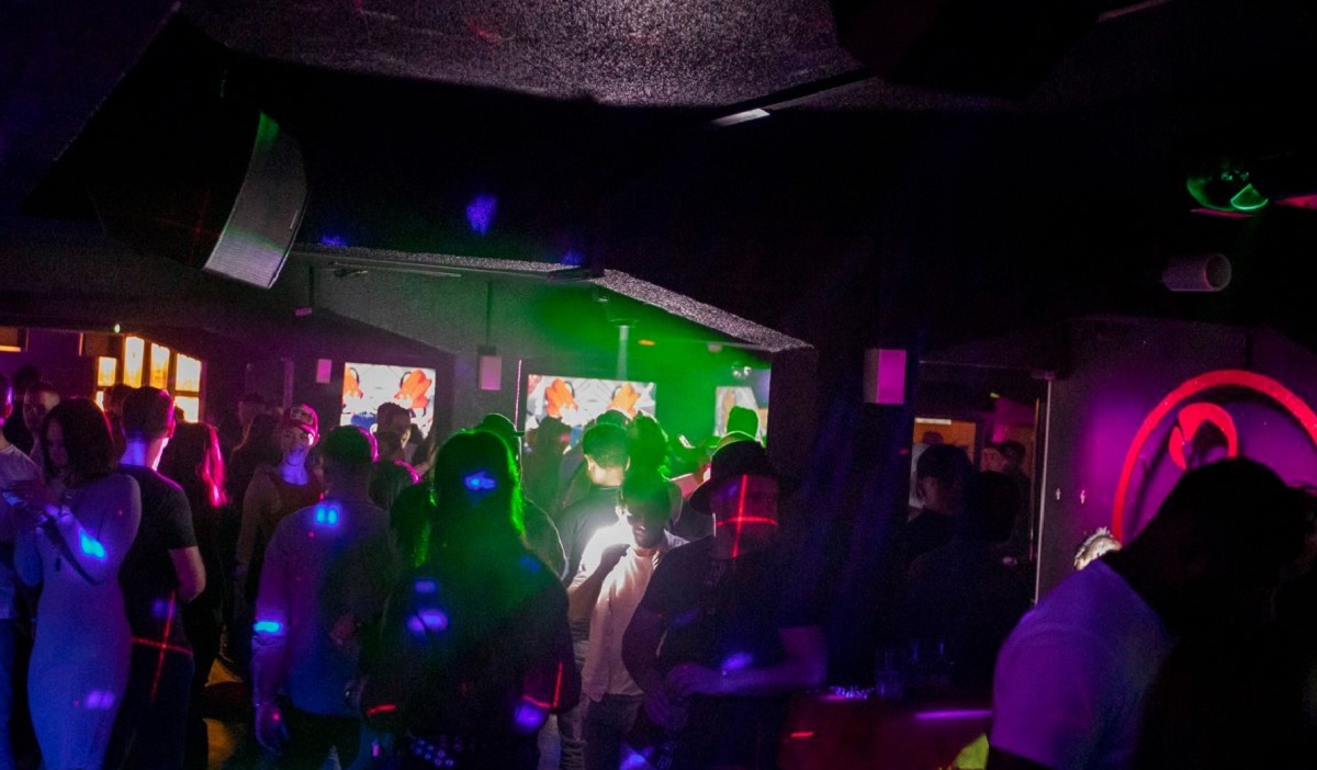 Širio zarazu u noćnom klubu u Zürichu, 300 ljudi u karanteni