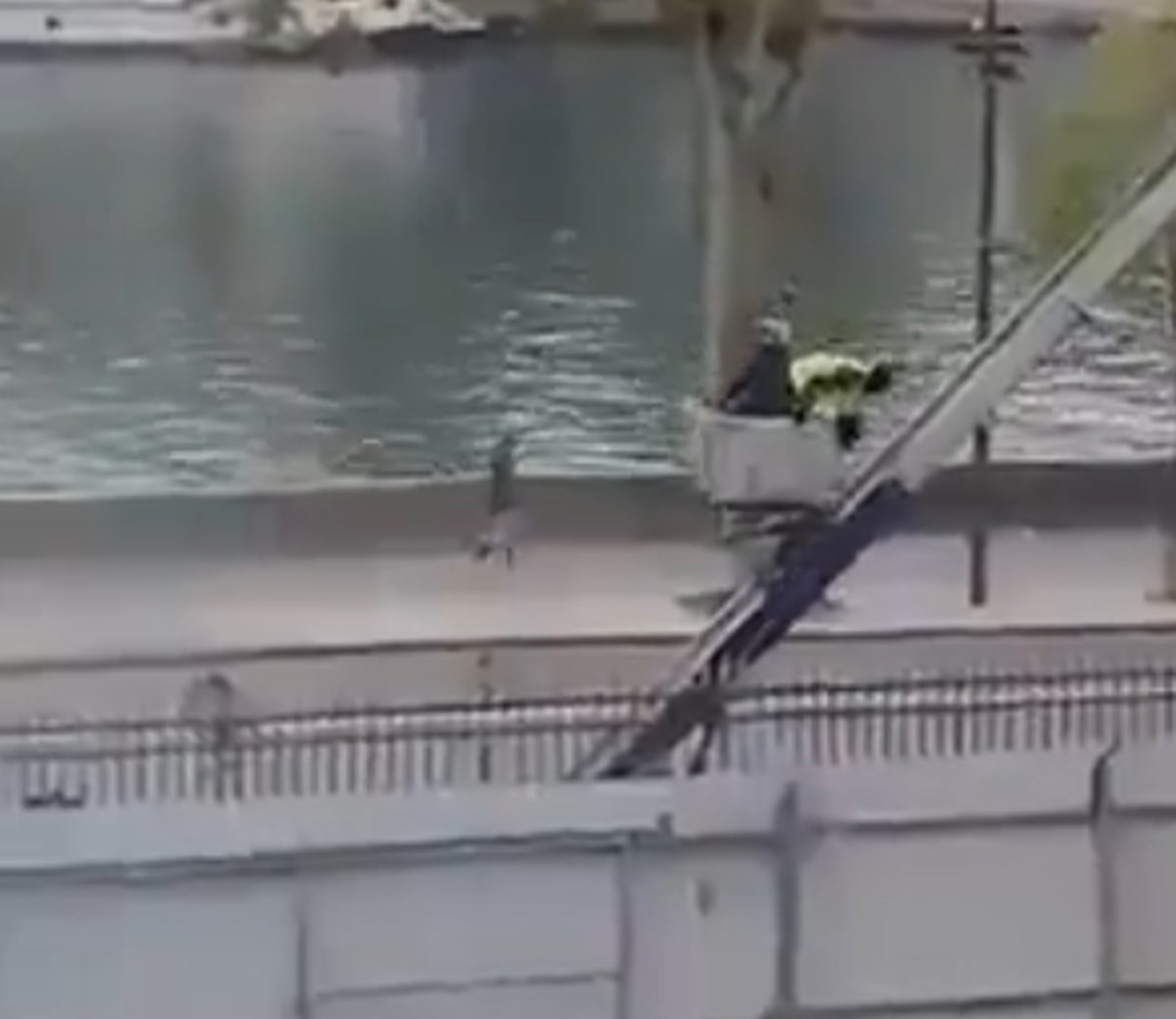 Treći osumnjičenik uhićen zbog pljačke u Louvreu, javlja francuska TV