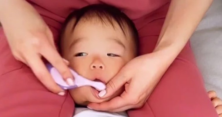 Stomatologinja pokazala kako bebi pere zubiće, ljudi kažu: To je traumatizirajuće