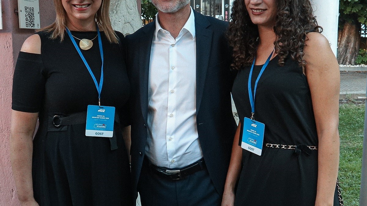 FOTO Jandrokovića u stožeru podržavale supruga i lijepa kći Klara