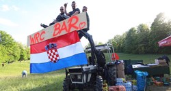 Navijači u Hrvatskoj gledali rally s traktora na kojem je pisalo "WRC bar"