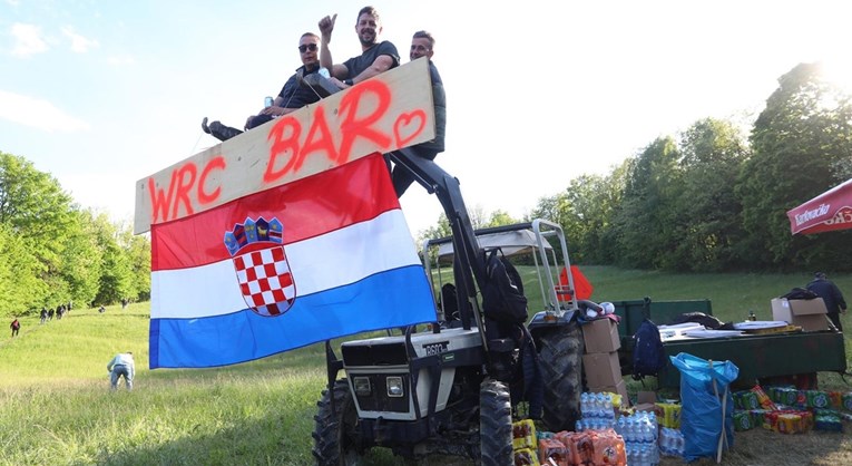 Navijači u Hrvatskoj gledali rally s traktora na kojem je pisalo "WRC bar"