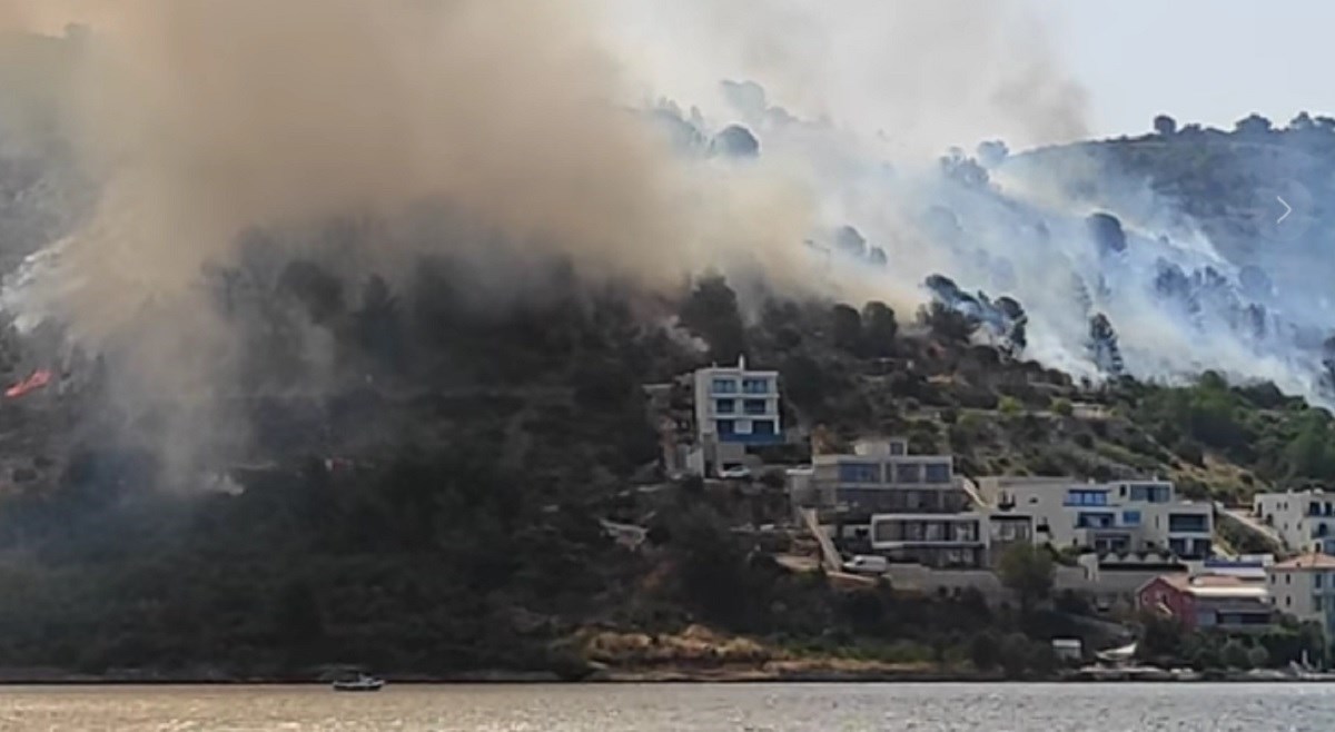 VIDEO Izbio veliki požar kod Rogoznice. Kuće obranjene, kanaderi se povukli