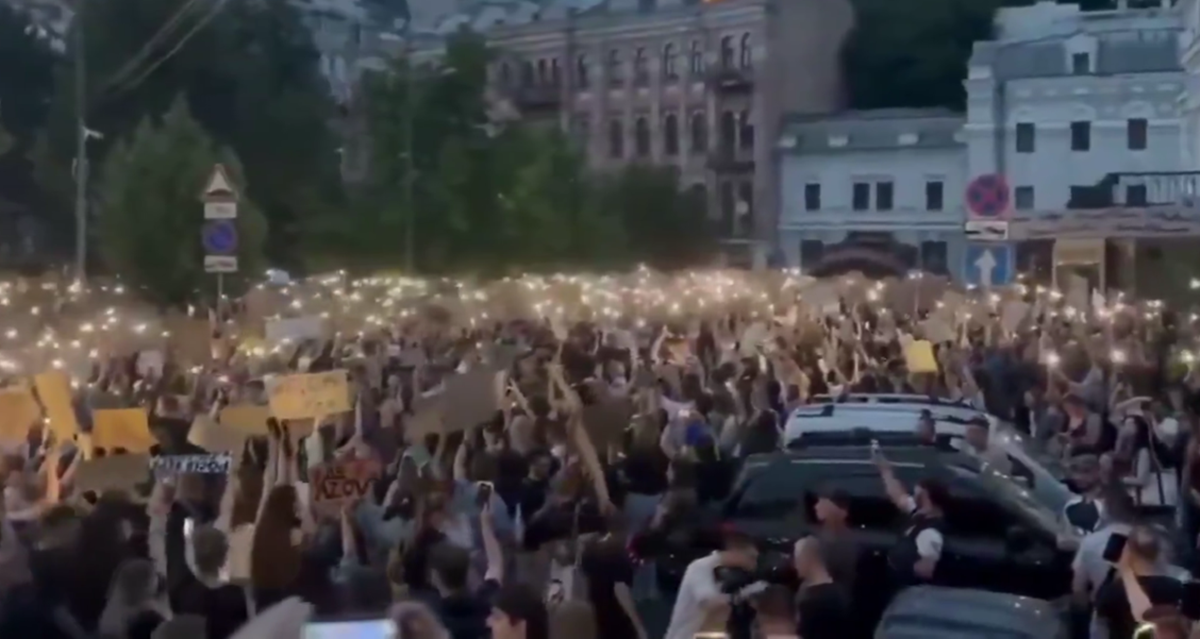 Zelenski potpisao kontroverzni zakon. Izbili najveći prosvjedi od početka rata