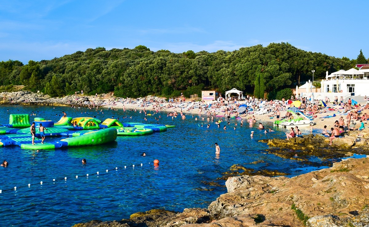 Puljanin usred dana masturbirao na krcatoj plaži