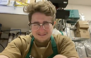 Zaposlenik Starbucksa se rasplakao jer mora raditi osam sati: "Nitko mi ne olakšava"