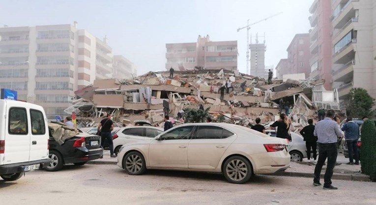 VIDEO Pristižu snimke iz Turske: Razorene zgrade, poplavljene ceste, ljudi na ulicama