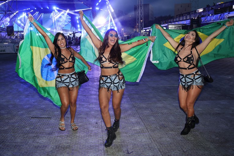 Tri Brazilke privukle pažnju na Ultri, stigle u izazovnim kostimima i mahale zastavom