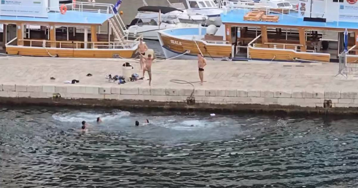 Mladi turisti se (goli) kupali u dubrovačkoj luci. Nakon - druženje s policijom