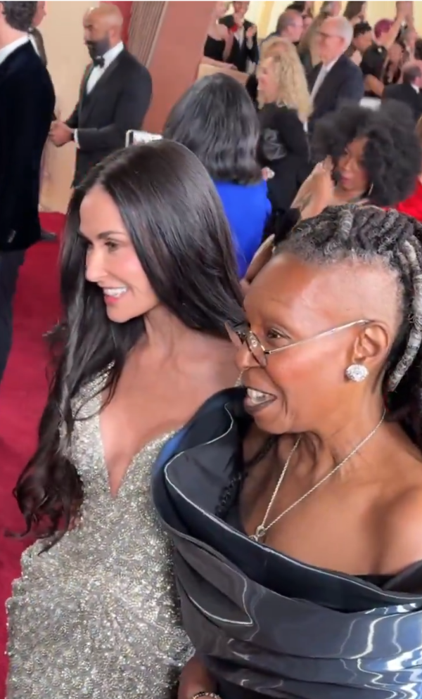 Čitač s usana otkrio što je Whoopi Goldberg rekla kad ju je Moore zamolila za fotku